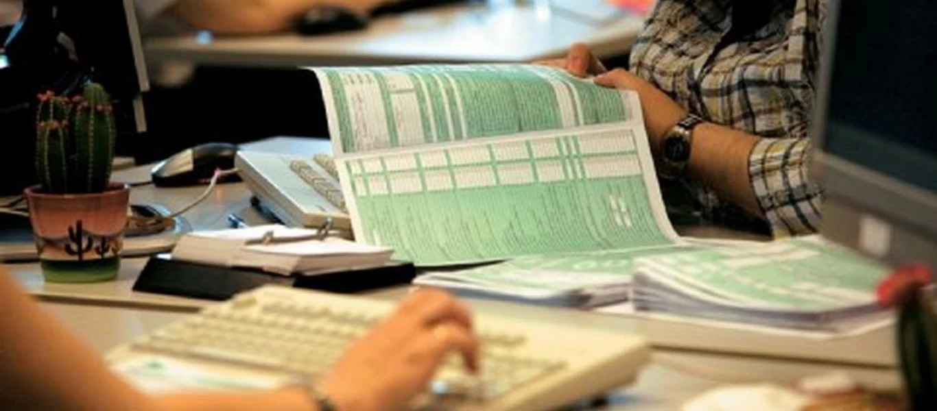 Εφυγες στο εξωτερικό από το 2018; - Σε «κυνηγά» η εφορία!